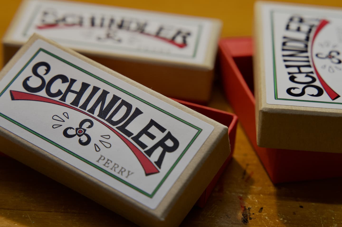 新緑の光が差し込む渓流